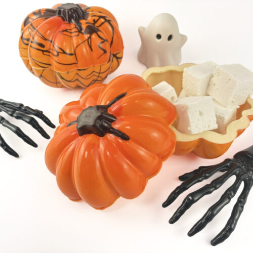 White chocolate pumpkin filled with our cloud‑soft homemade marshmallow. Handmade 34% white chocolate pumpkin with a smooth, airy marshmallow filling. Halloween pumpkin chocolate mould crafted by Florian Poirot, filled with fluffy homemade marshmallow