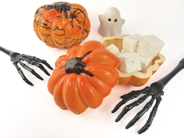 White chocolate pumpkin filled with our cloud‑soft homemade marshmallow. Handmade 34% white chocolate pumpkin with a smooth, airy marshmallow filling. Halloween pumpkin chocolate mould crafted by Florian Poirot, filled with fluffy homemade marshmallow